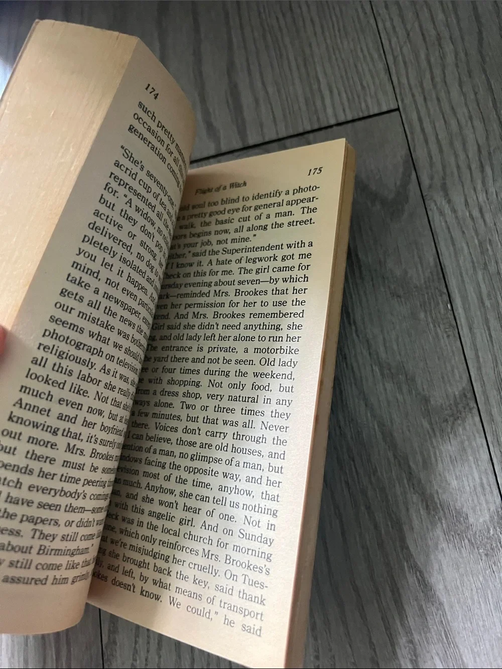 Ellis Peters - Flight of a Witch (Green Paperback)